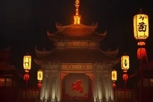 《渡口有风》渡船靠岸时缆绳绷紧的画面